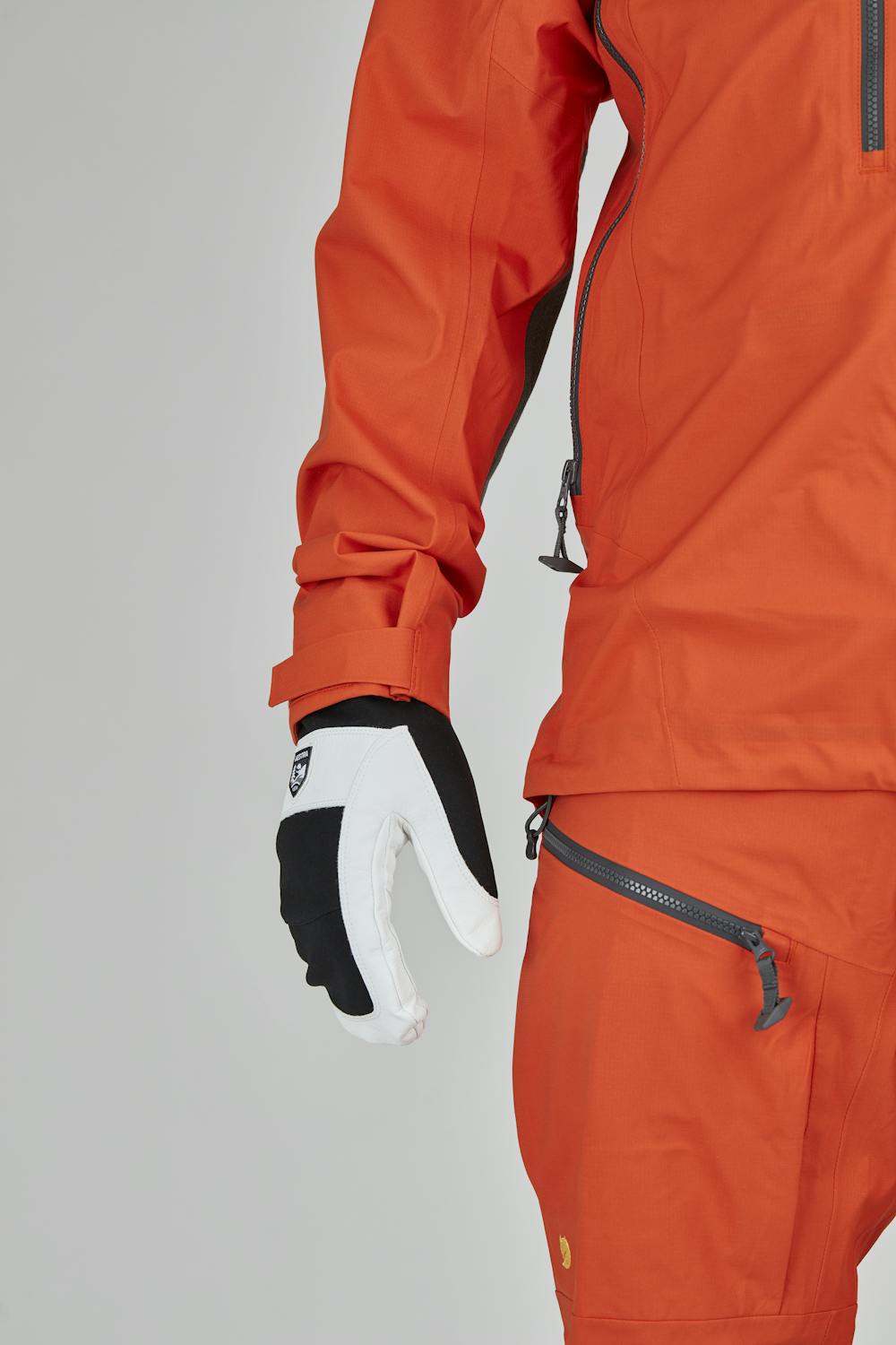 Schwarz-weißer Fausthandschuh mit weißem Ziegenleder an der Innenhand (6 oder 6)