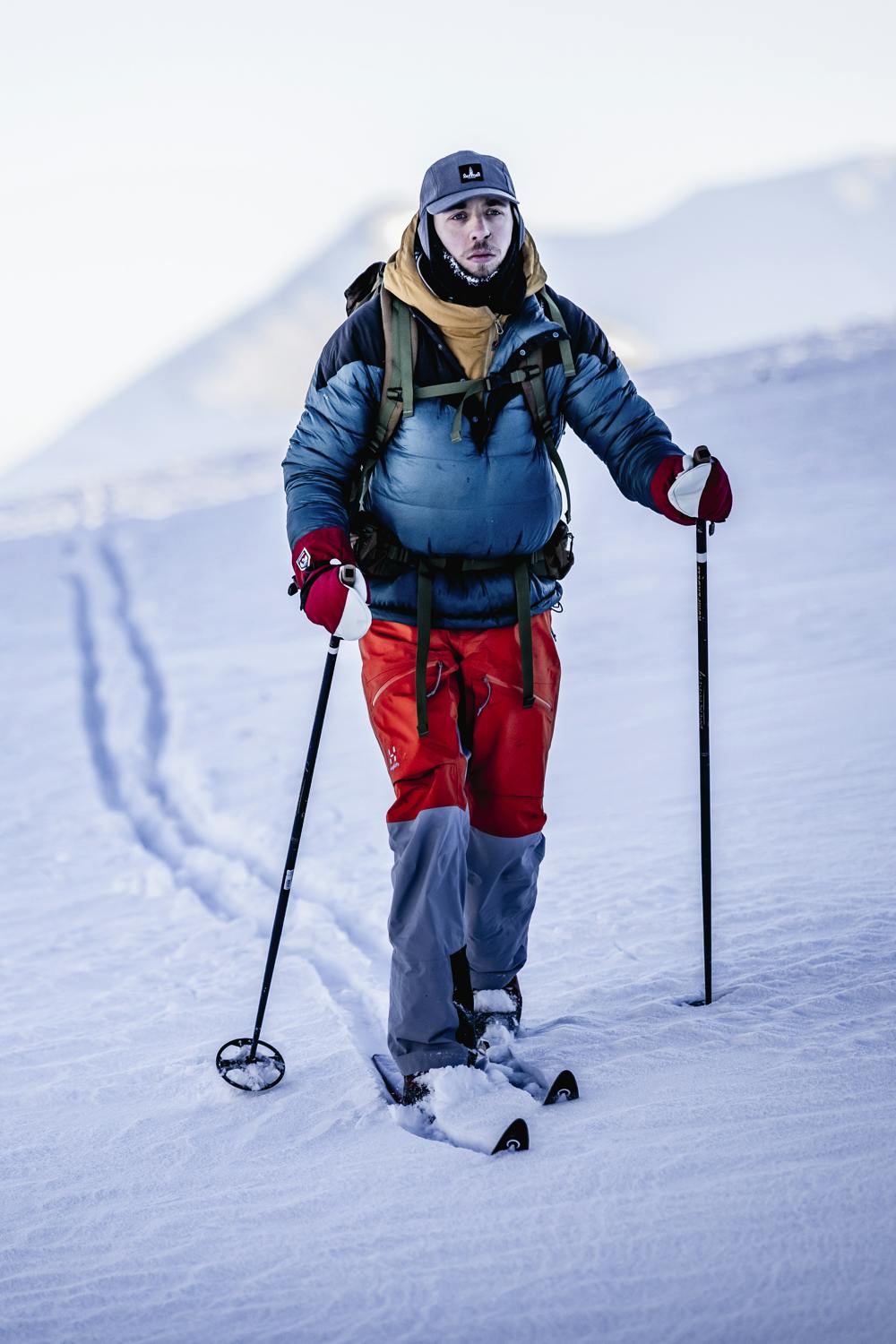 Red mitten with white goat leather palm and wrist strap (2 of 7)