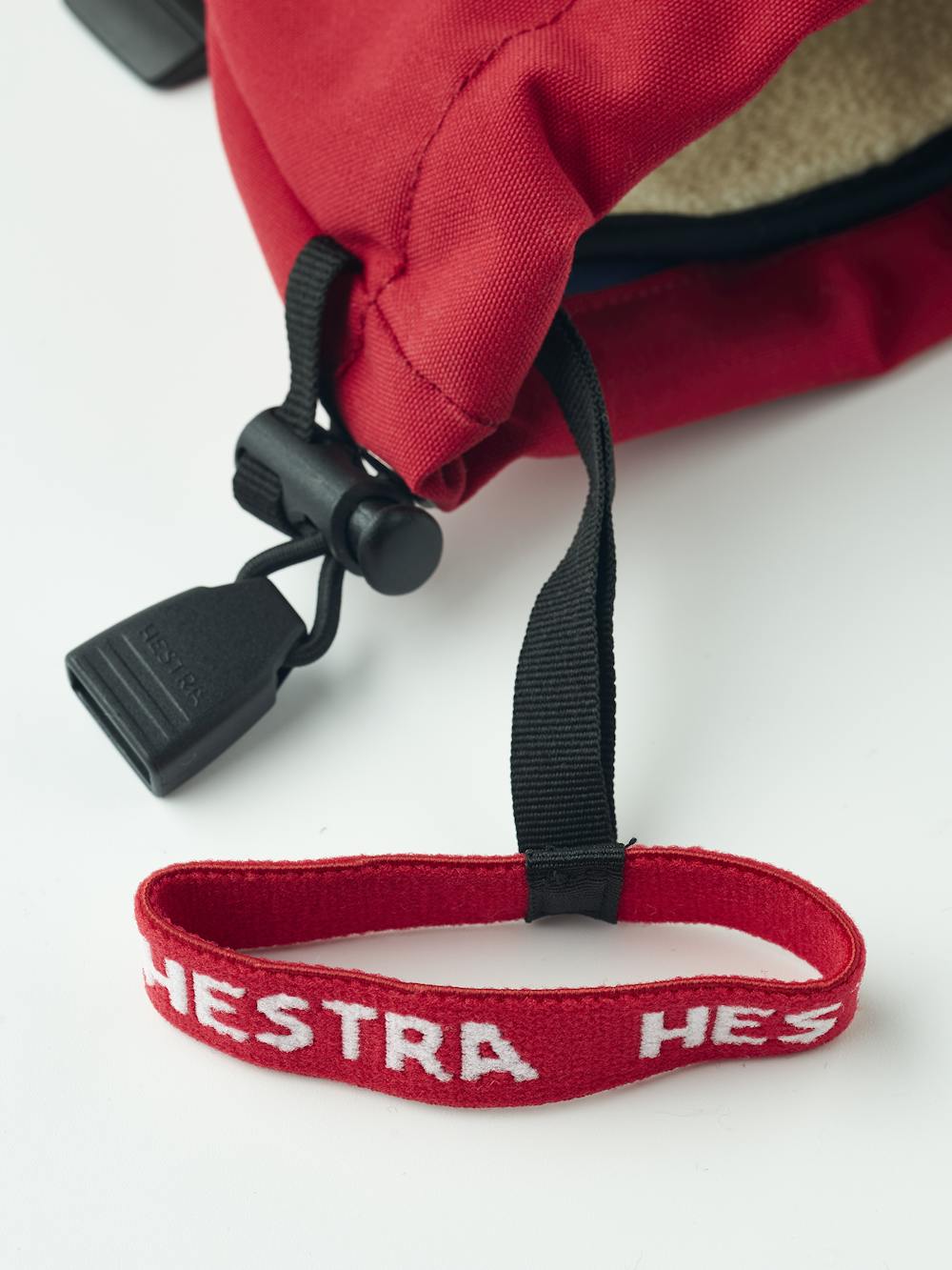 Roter Fausthandschuh aus Stoff mit verstellbarem Handgelenkverschluss (2 oder 7)