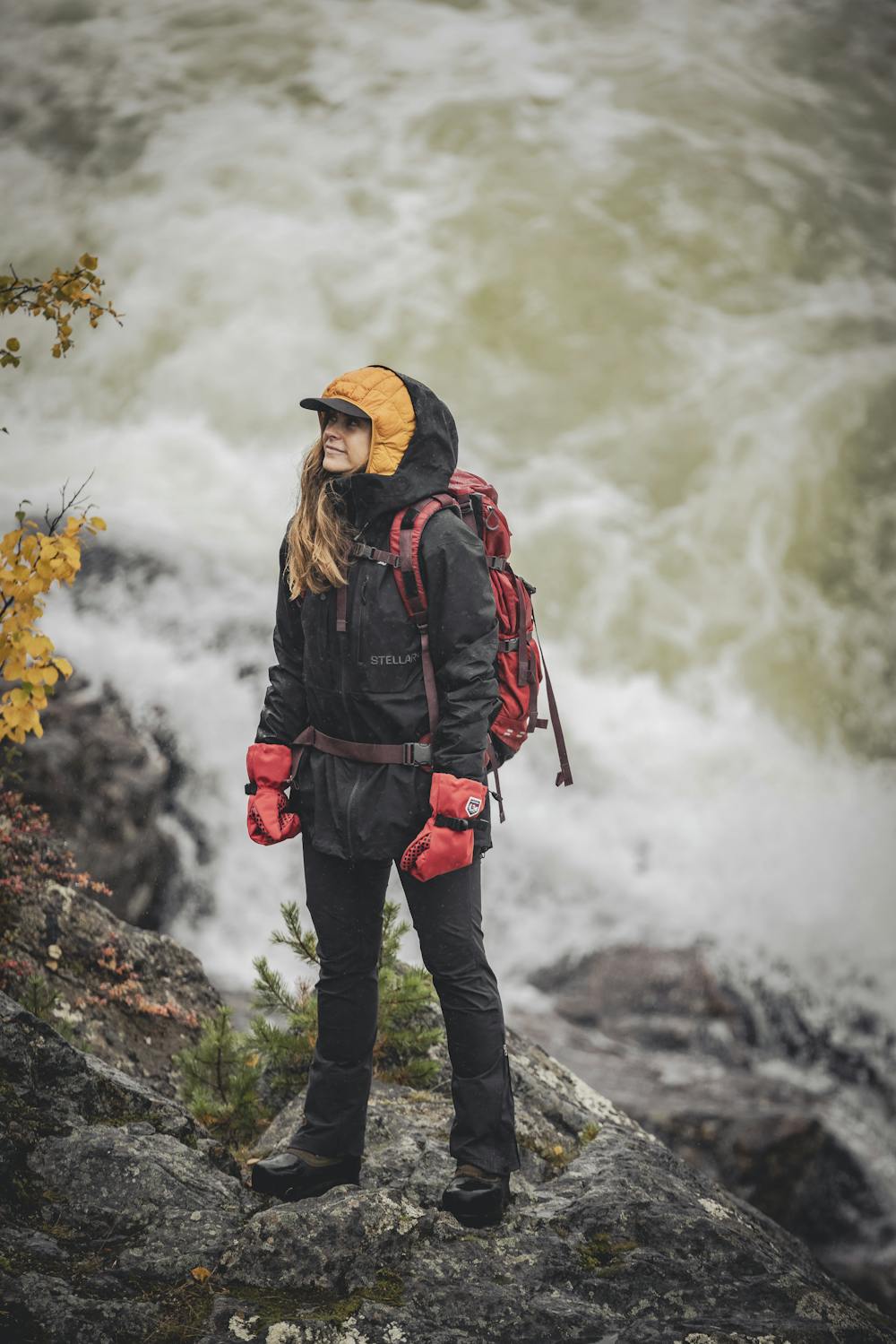 Red fabric mitten with wrist adjustment (5 of 8)
