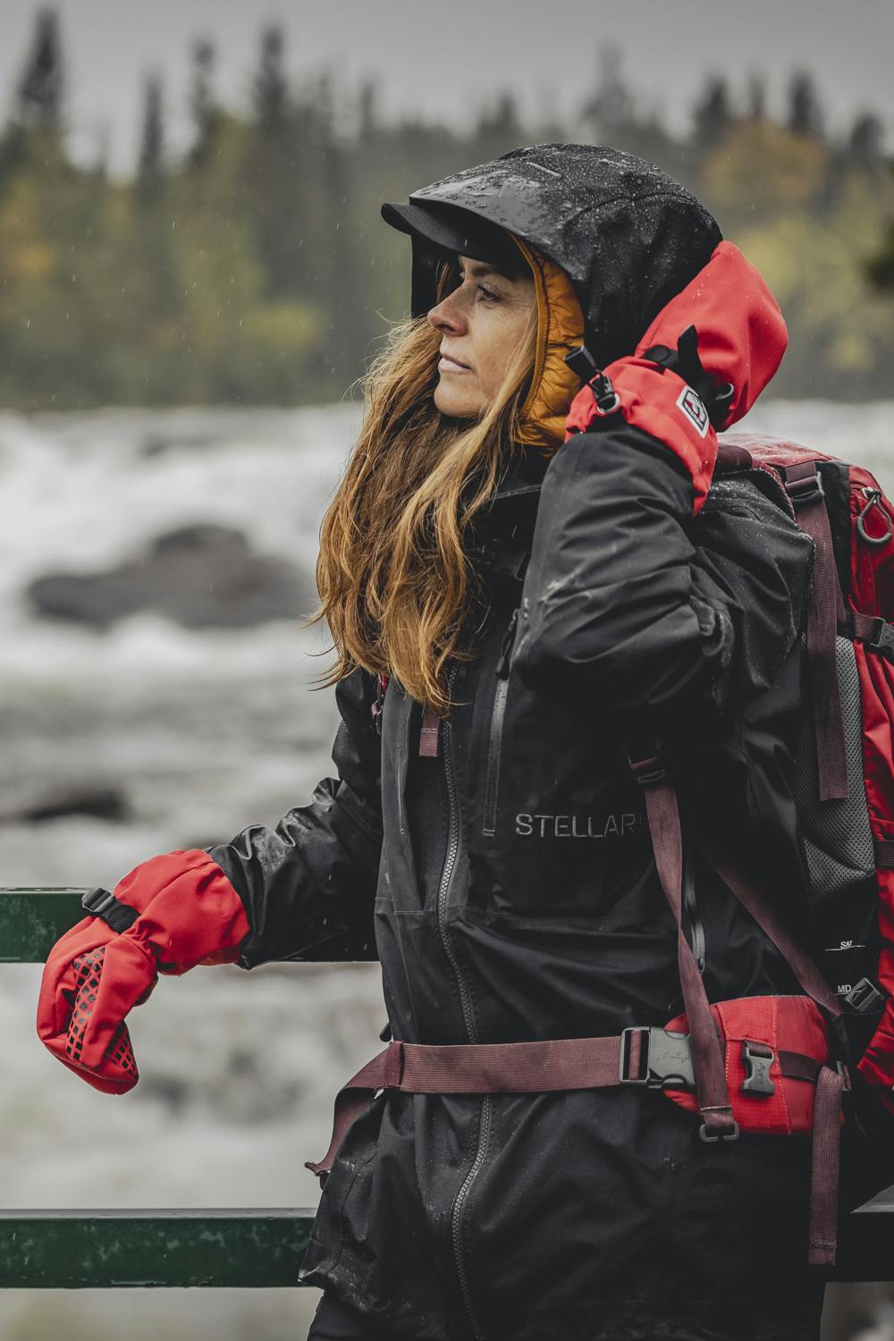 Red fabric mitten with wrist adjustment (3 of 8)