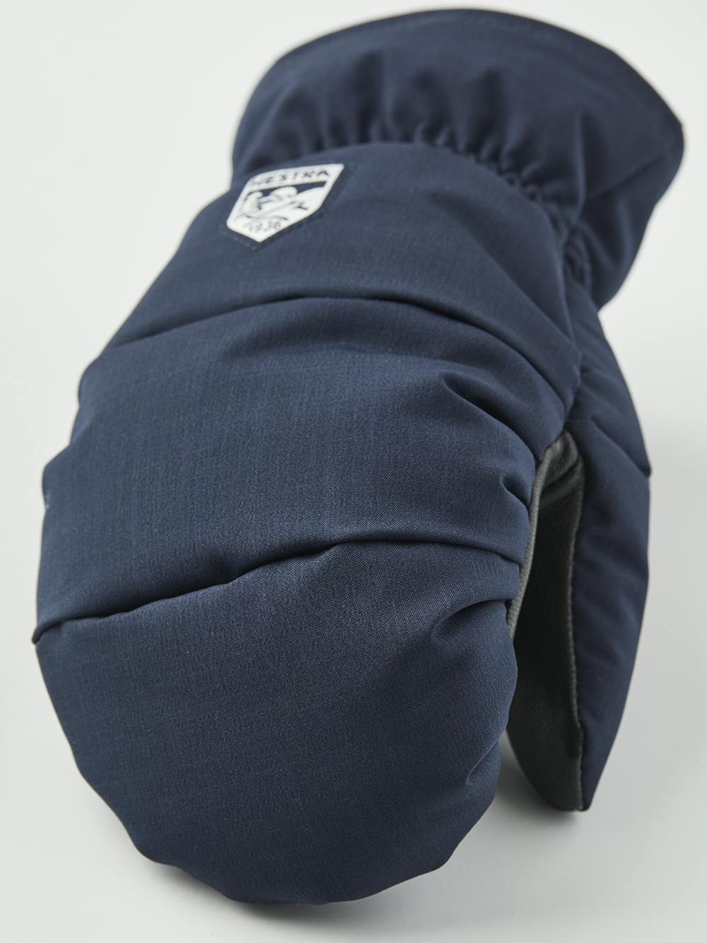 Mörkblå tumhandske med svart getskinn i innerhanden
 (4 av 4)