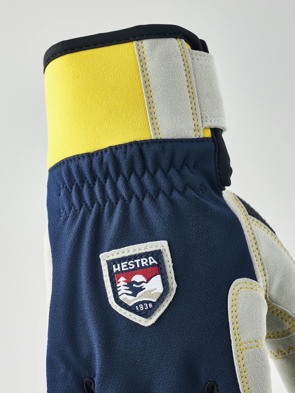 Mörkblå skidskyttehandske i tyg med grå innerhand i syntetisk mocka
(5 av 6)