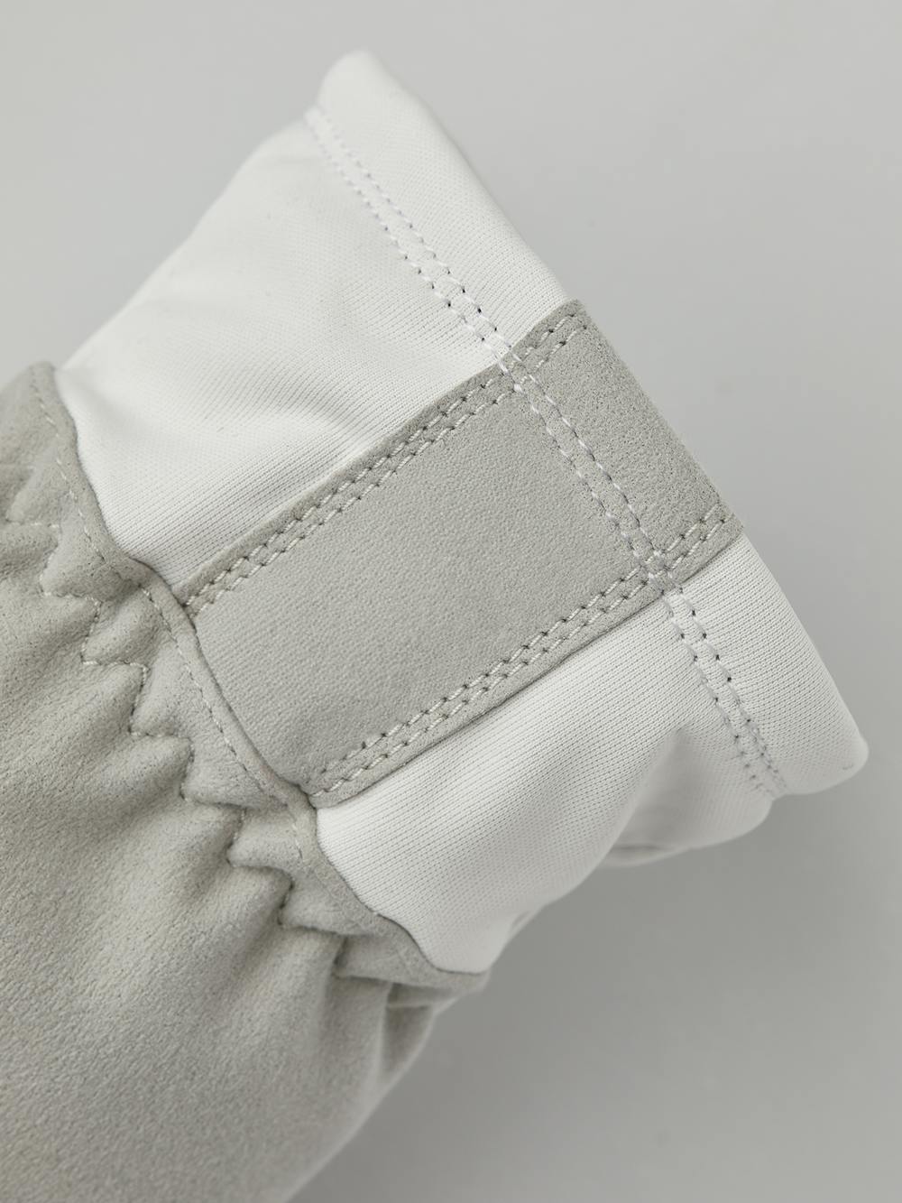 Vit längdskidhandske i tyg med grå innerhand i syntetisk mocka
 (5 av 7)