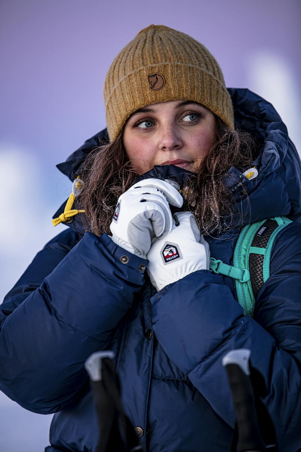 Vit längdskidhandske i tyg med grå innerhand i syntetisk mocka
 (7 av 7)