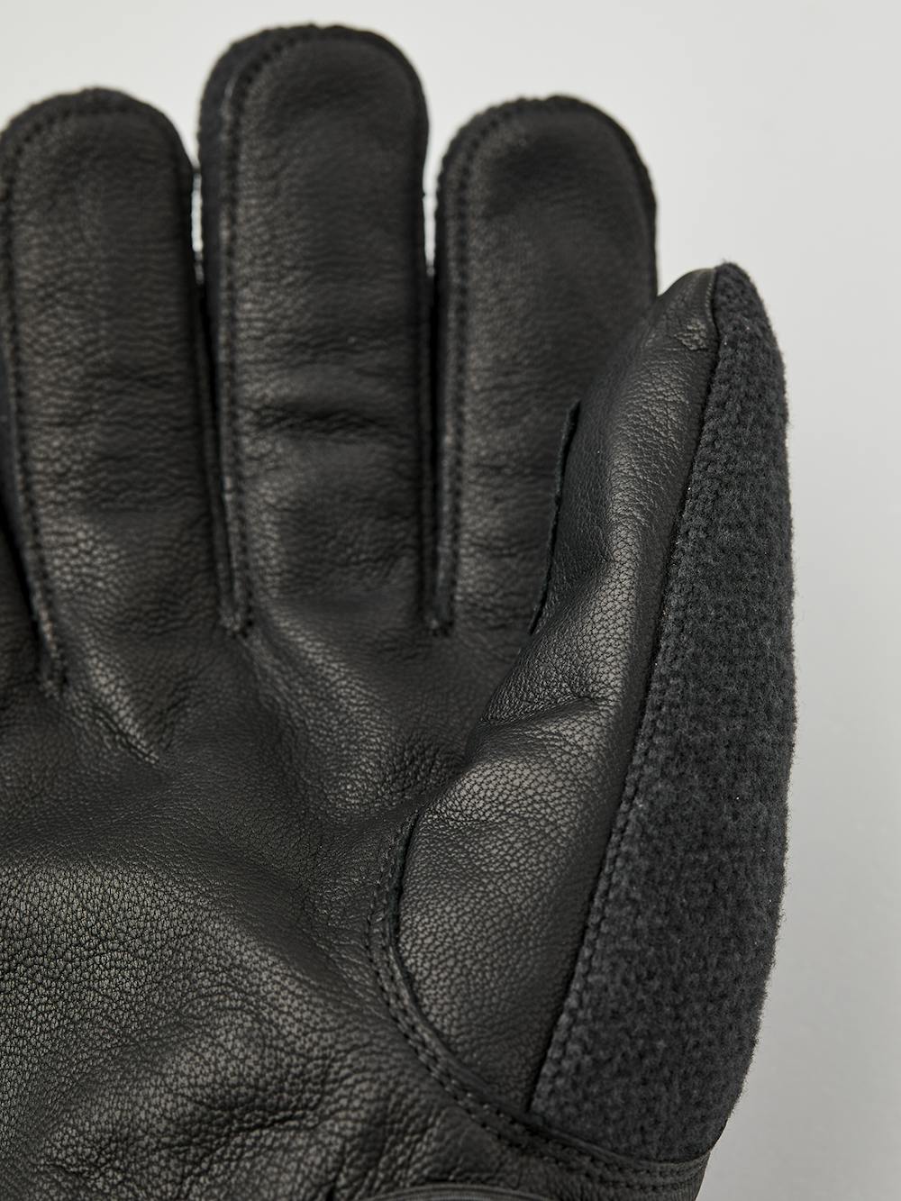 Svart längdskidhandske med getskinn i innerhanden och handledsjustering
 (5 av 5)