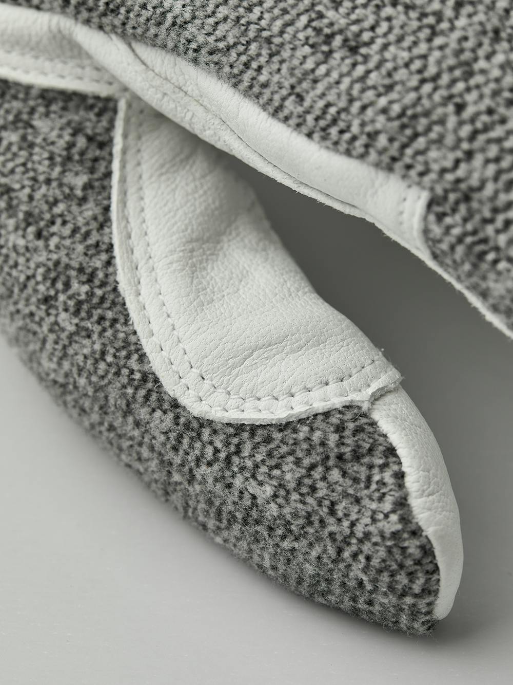 Grå längdskidhandske med vitt getskinn i innerhanden och handledsjustering
(4 av 5)