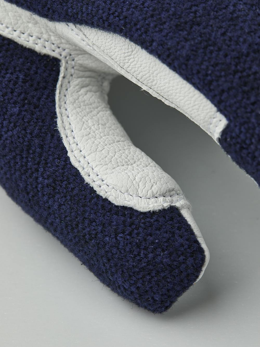 Dunkelblauer Langlaufhandschuh mit weißem Ziegenleder an der Innenhand und verstellbarem Handgelenkverschluss (2 oder 5)