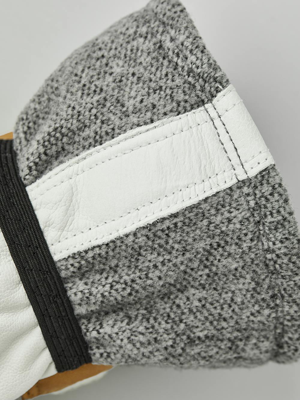 Grå längdskidhandske med vitt getskinn i innerhanden och handledsjustering
(3 av 5)