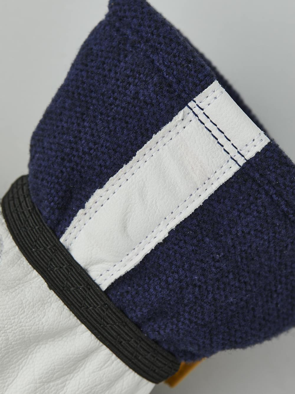 Dunkelblauer Langlaufhandschuh mit weißem Ziegenleder an der Innenhand und verstellbarem Handgelenkverschluss  (5 oder 5)