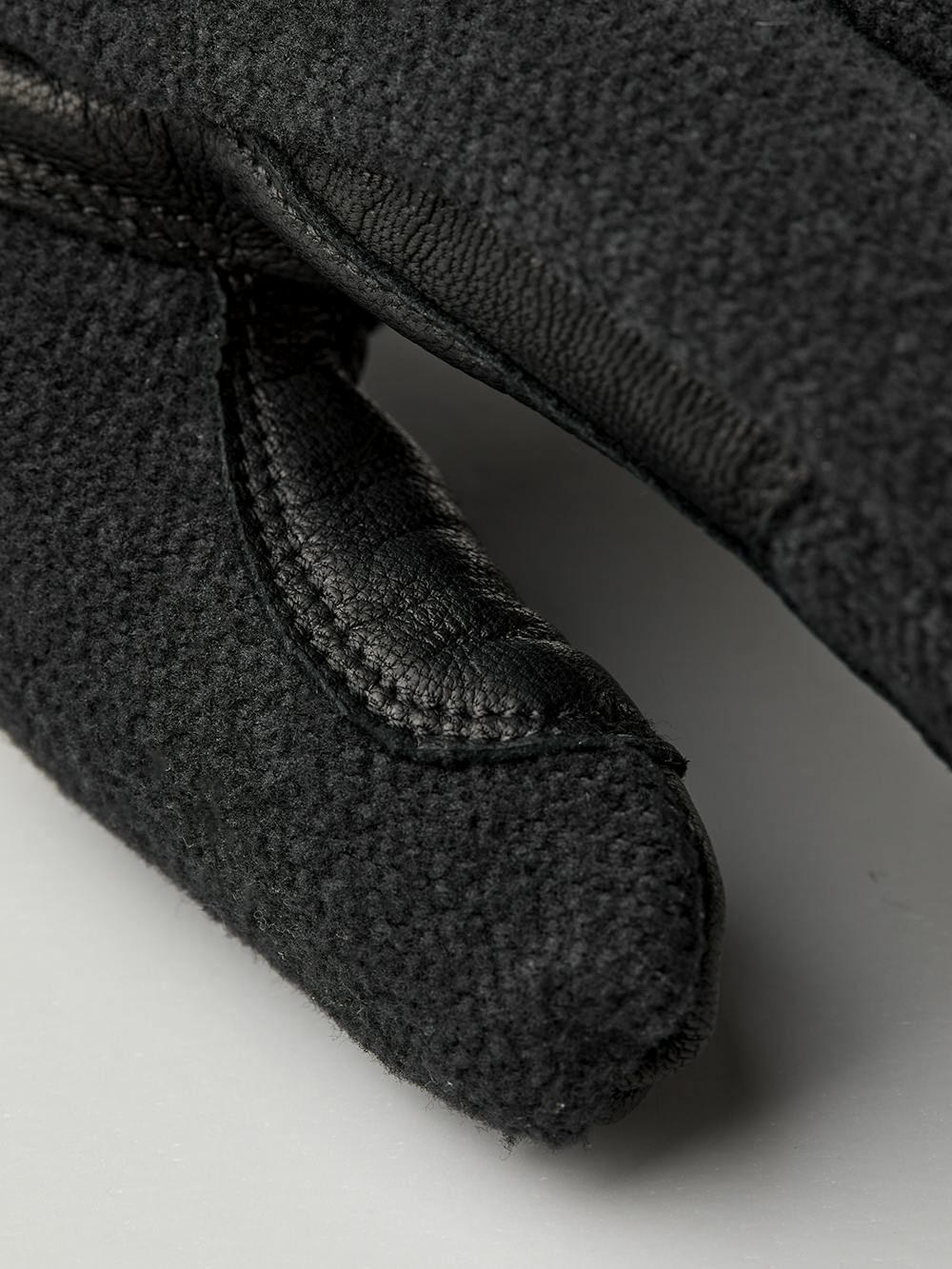 Svart längdskidhandske med getskinn i innerhanden och handledsjustering
(4 av 5)