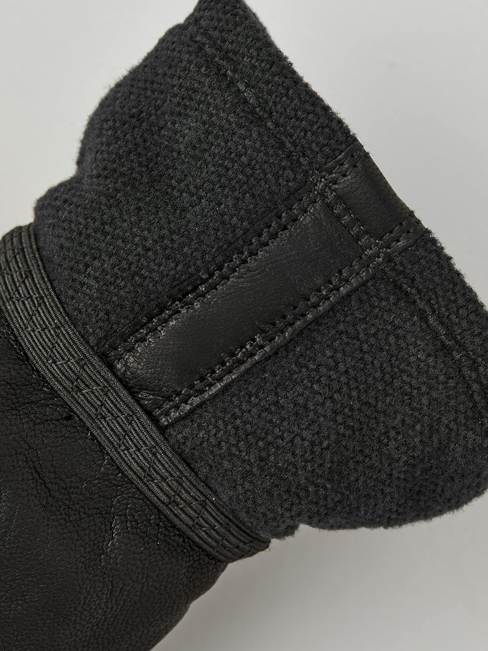 Svart längdskidhandske med getskinn i innerhanden och handledsjustering
(2 av 5)