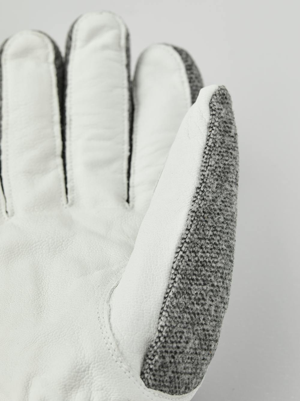 Grå längdskidhandske med vitt getskinn i innerhanden och handledsjustering 
 (2 av 5)