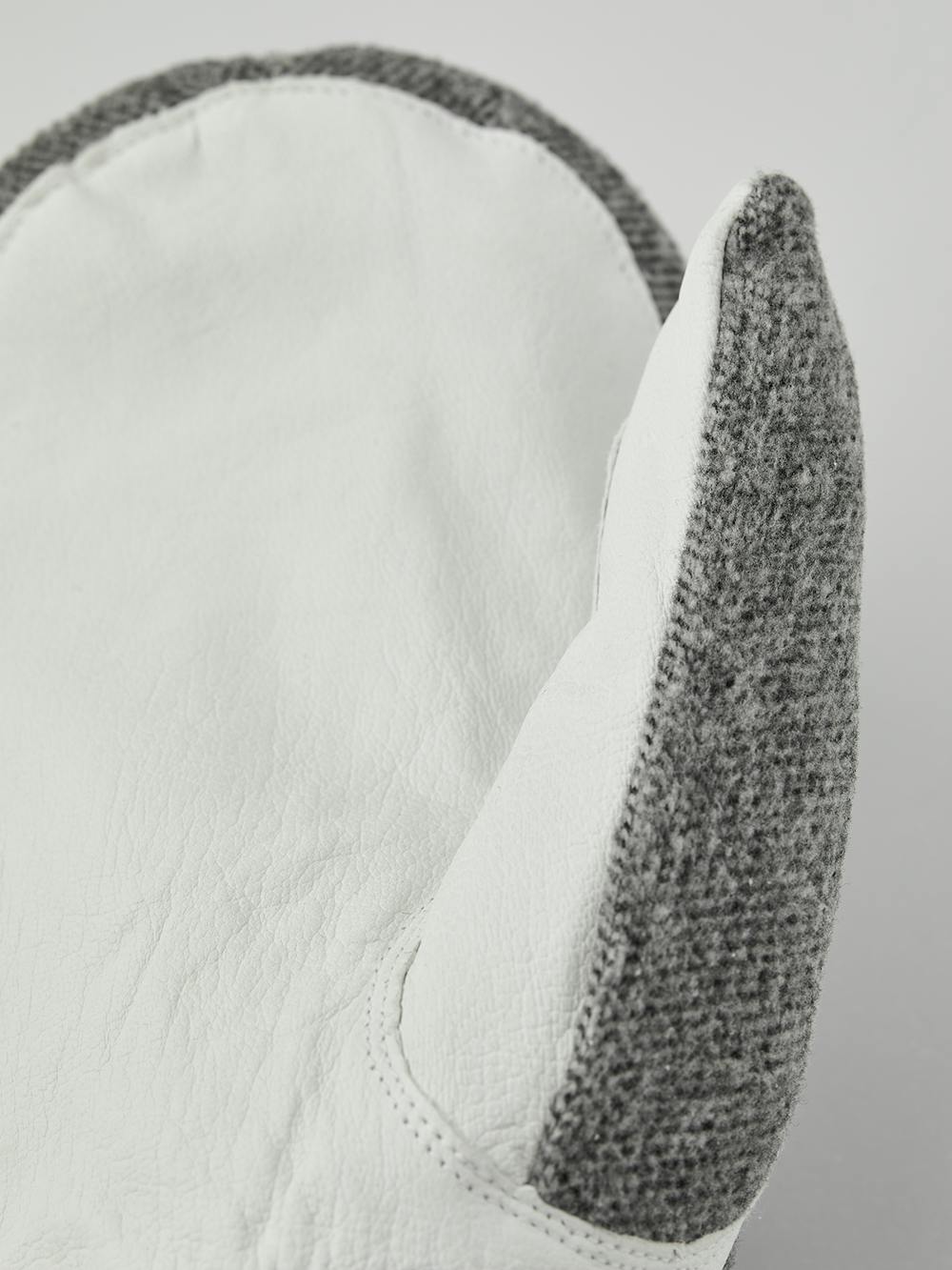 Grauer Fausthandschuh mit weißem Ziegenleder an der Innenhand und verstellbarem Handgelenkverschluss (4 oder 8)