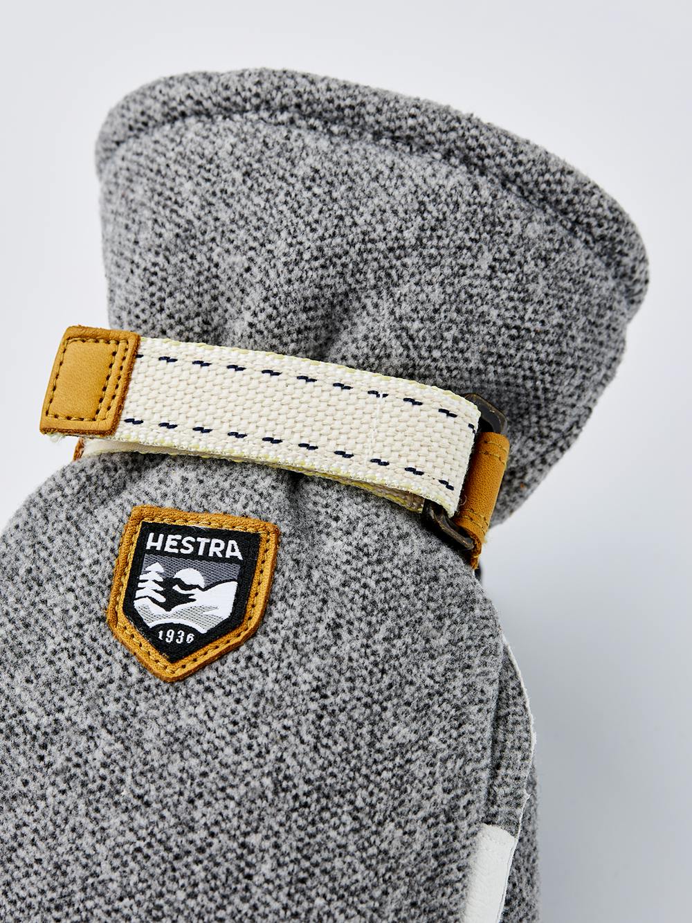 Grauer Fausthandschuh mit weißem Ziegenleder an der Innenhand und verstellbarem Handgelenkverschluss (6 oder 8)