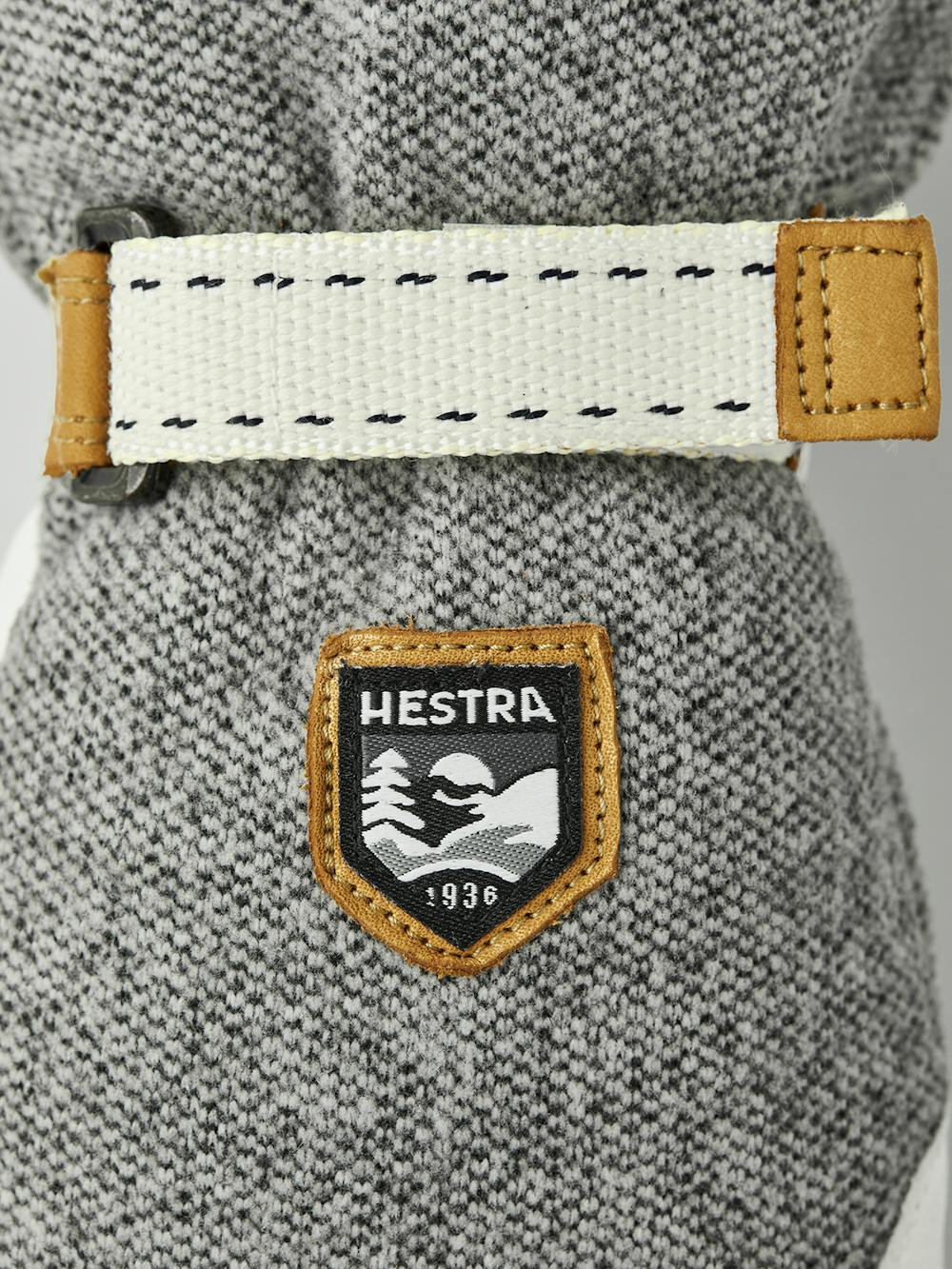 Grauer Fausthandschuh mit weißem Ziegenleder an der Innenhand und verstellbarem Handgelenkverschluss (2 oder 8)