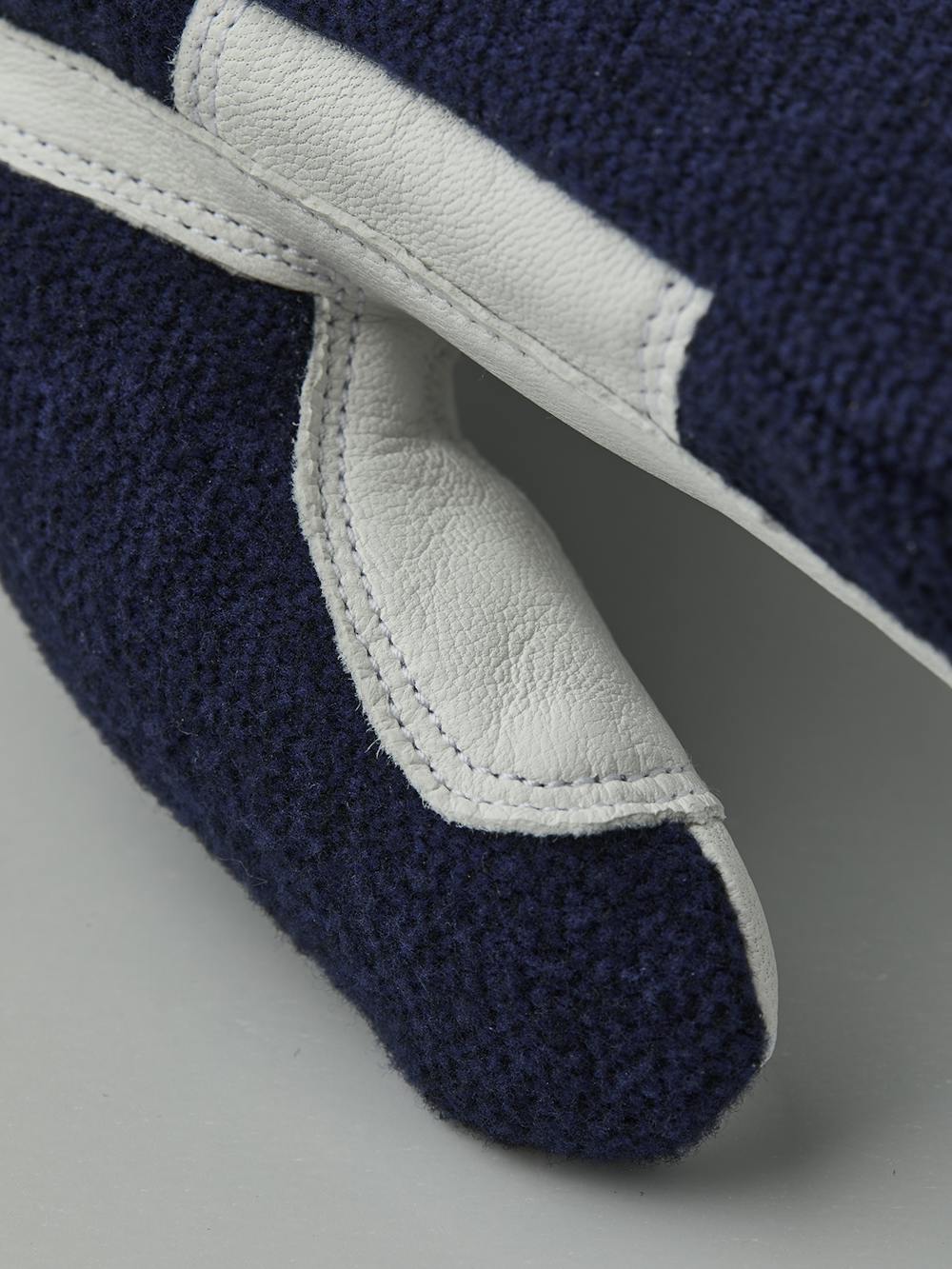 Mörkblå tumhandske med vitt getskinn i innerhanden och handledsjustering
(2 av 5)