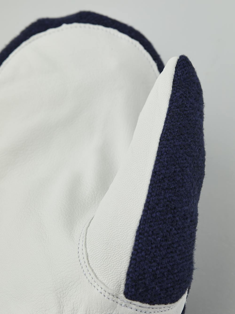 Mörkblå tumhandske med vitt getskinn i innerhanden och handledsjustering
(5 av 5)