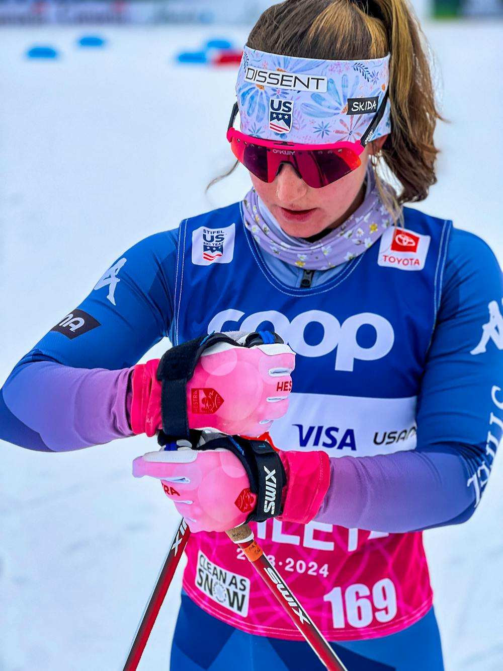 Pink cross-country ski glove with white synthetic suede palm (7 of 7)