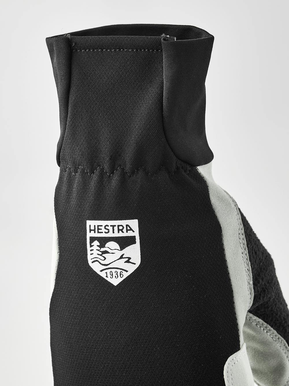 Women's XC Tracker Mitt in the color Black (3 of 5)