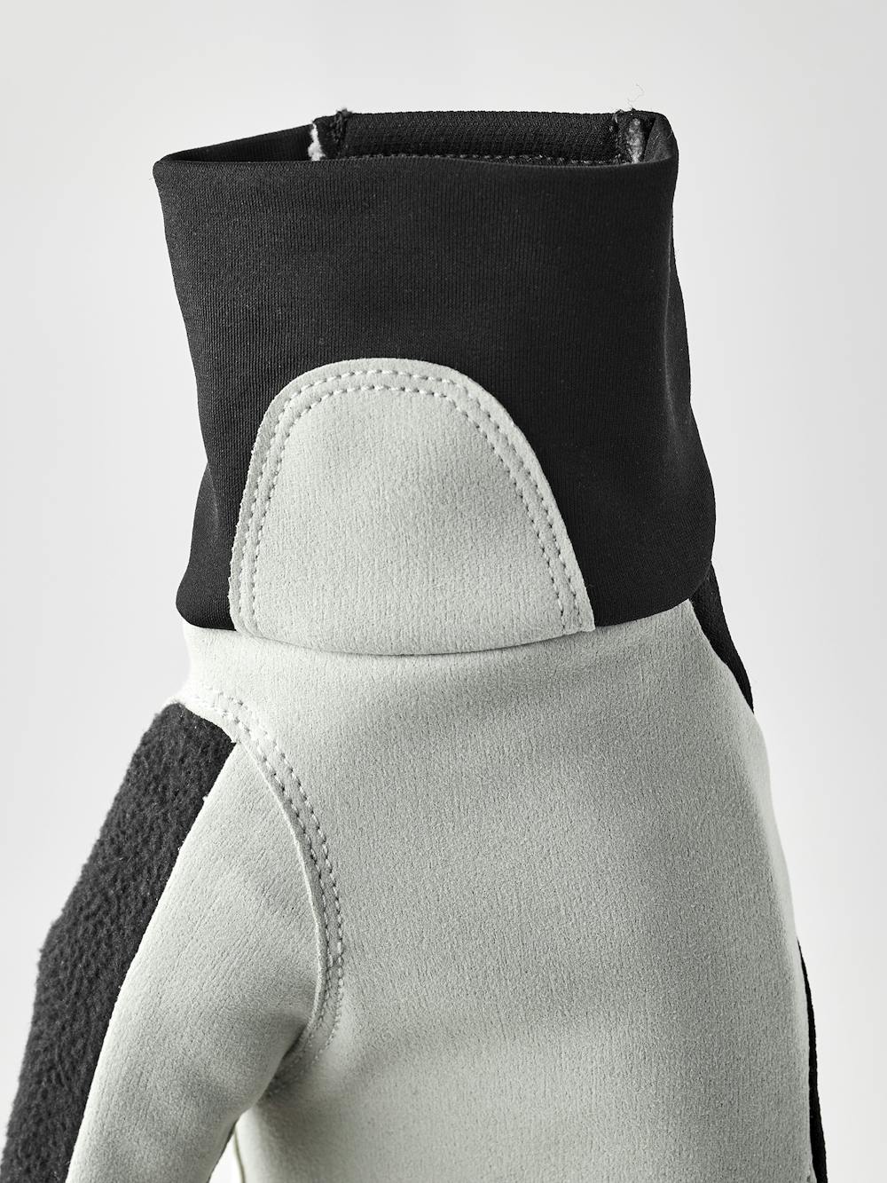 Women's XC Tracker Mitt in the color Black (4 of 5)