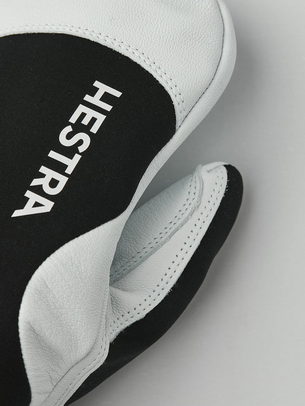 Svart tumhandske med ljusgrått getskinn i innerhanden
(4 av 4)