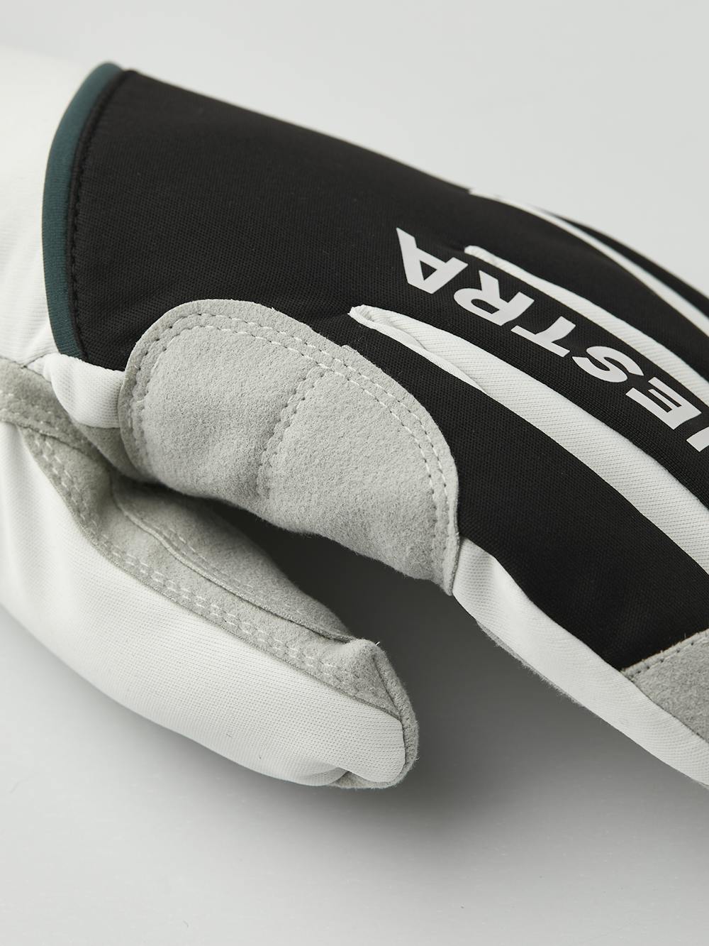 Svart och vit längdskidhandske i tyg med grå innerhand i syntetisk mocka
 (2 av 5)