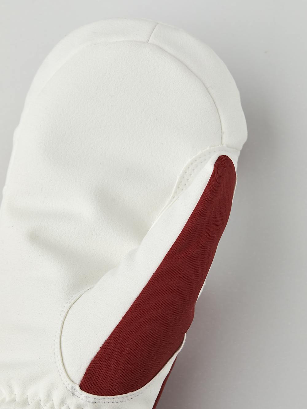 Röd tumhandske i tyg med vit innerhand i syntetisk mocka
 (4 av 6)