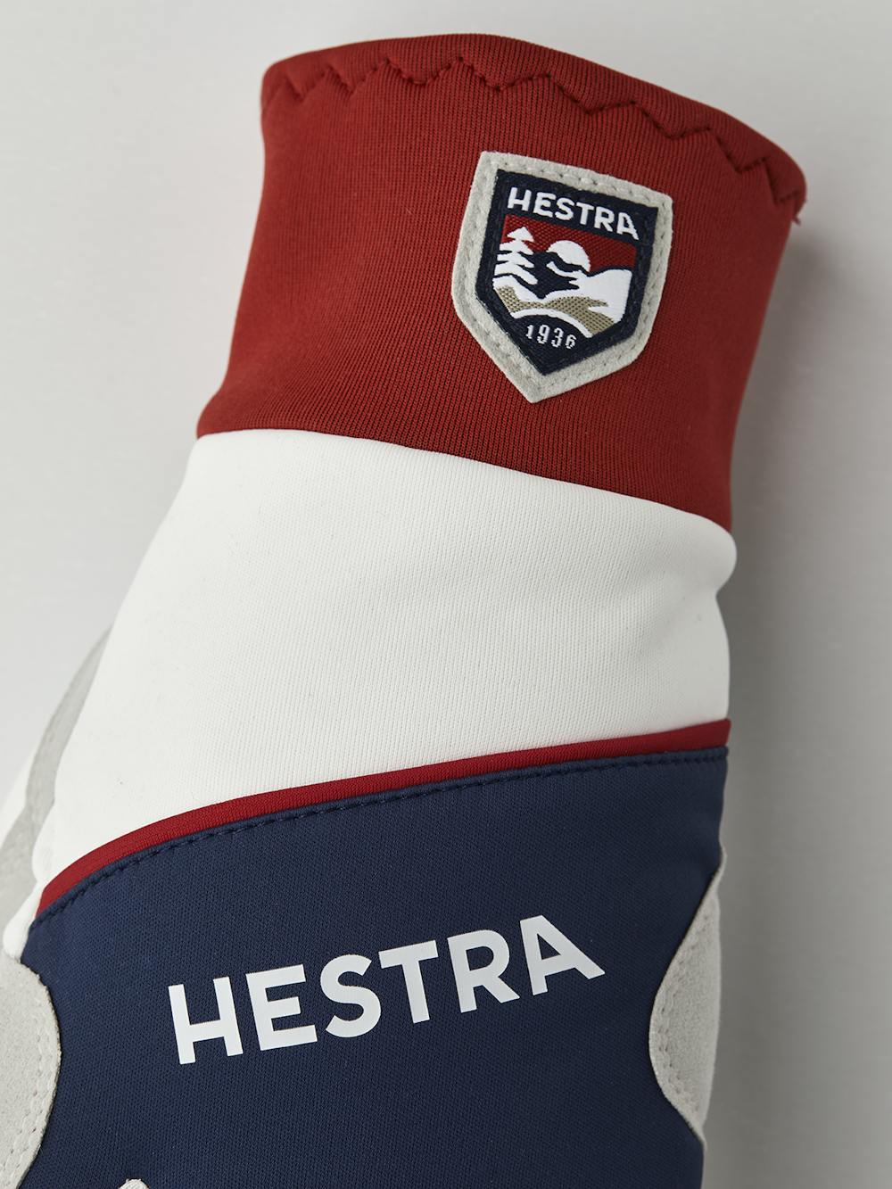 Blå och röd trefingershandske i tyg med grå innerhand i syntetisk mocka 
 (2 av 5)