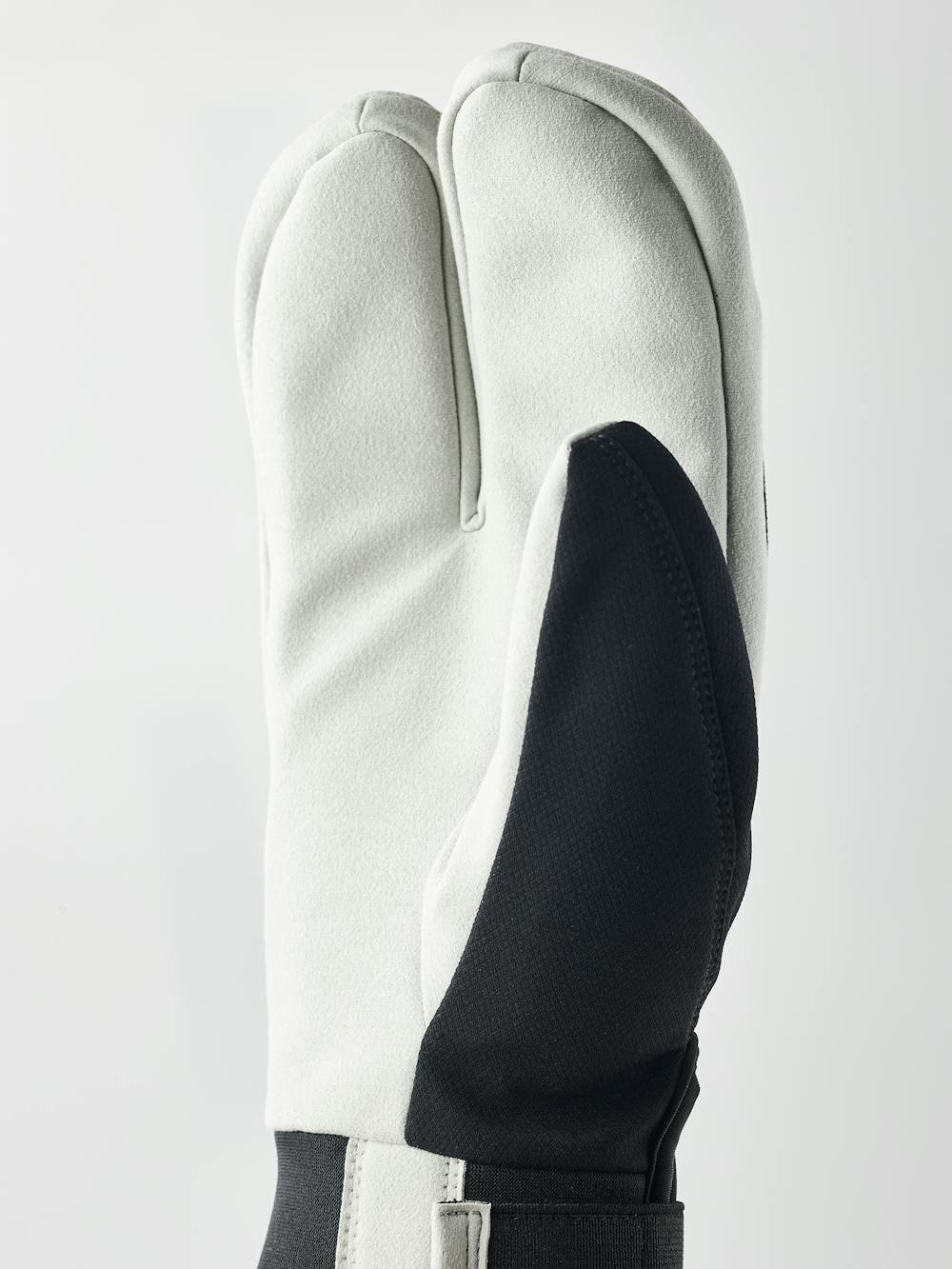 Svart lobsterhandske i tyg med grå innerhand i syntetisk mocka
(4 av 5)