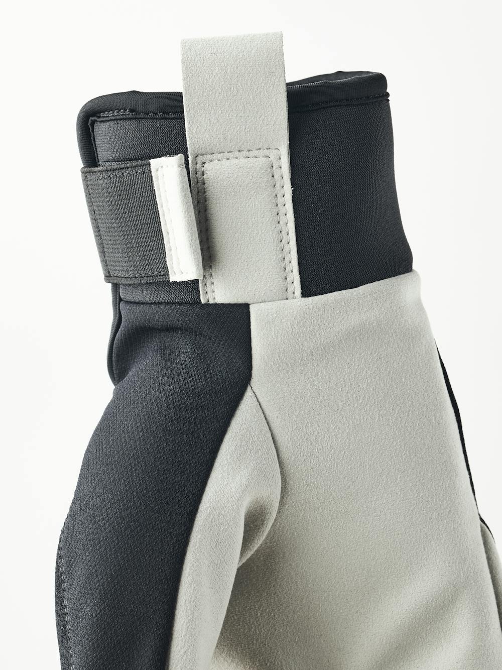 Svart lobsterhandske i tyg med grå innerhand i syntetisk mocka
 (3 av 5)