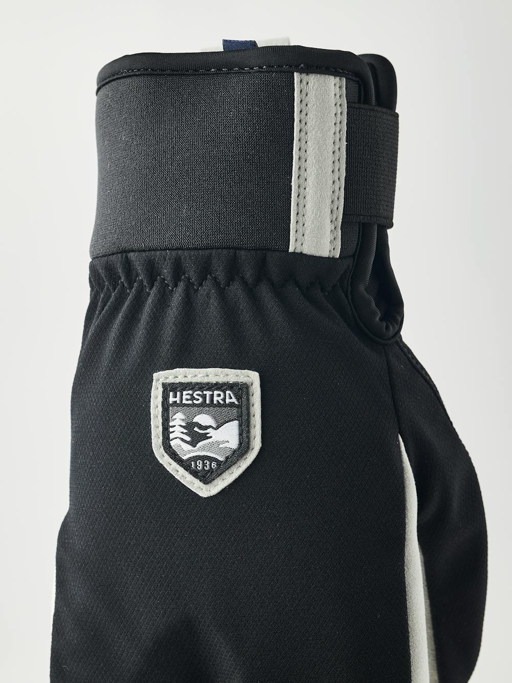 Svart lobsterhandske i tyg med grå innerhand i syntetisk mocka
(5 av 5)