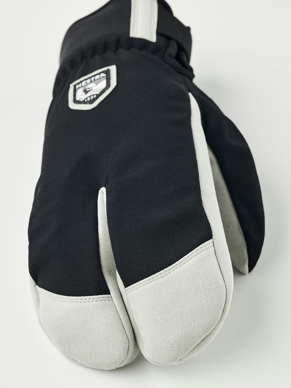 Svart lobsterhandske i tyg med grå innerhand i syntetisk mocka
 (2 av 5)