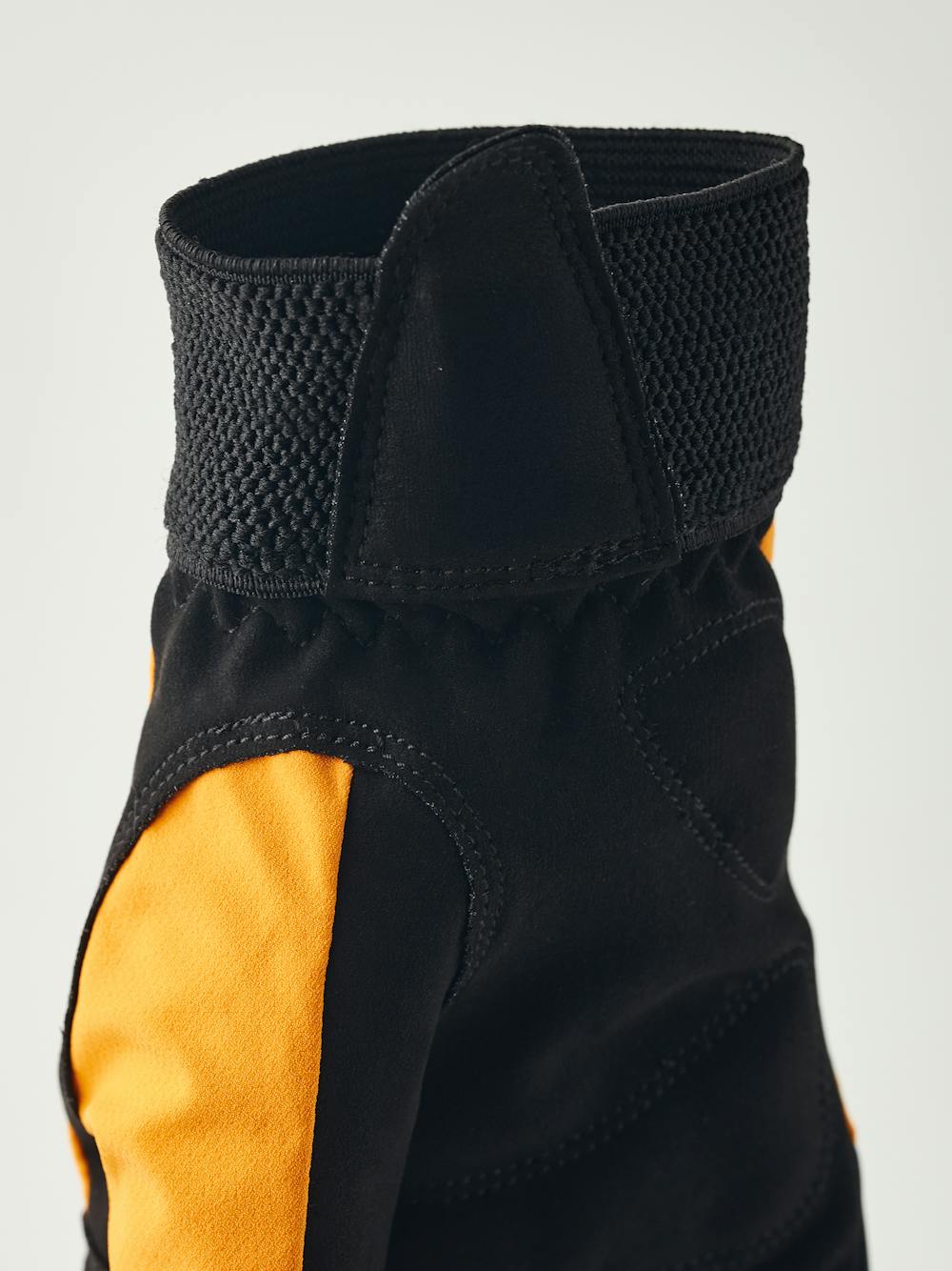 Oranger Fahrradhandschuh aus Stoff mit schwarzer Innenhand aus synthetischem Wildleder (4 oder 5)