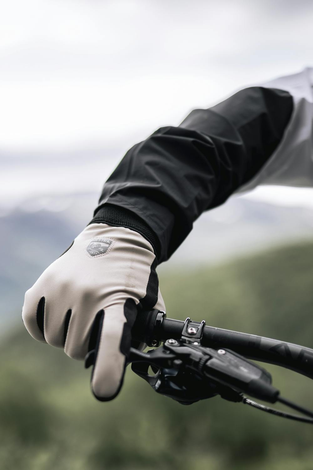 Beiger Fahrradhandschuh aus Stoff mit schwarzer Innenhand aus synthetischem Wildleder (9 oder 9)