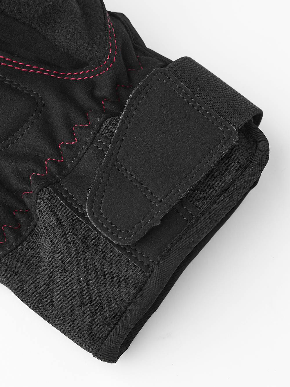 Svart cykelhandske i tyg med innerhande i syntetisk mocka och touch-funktion
(5 av 5)