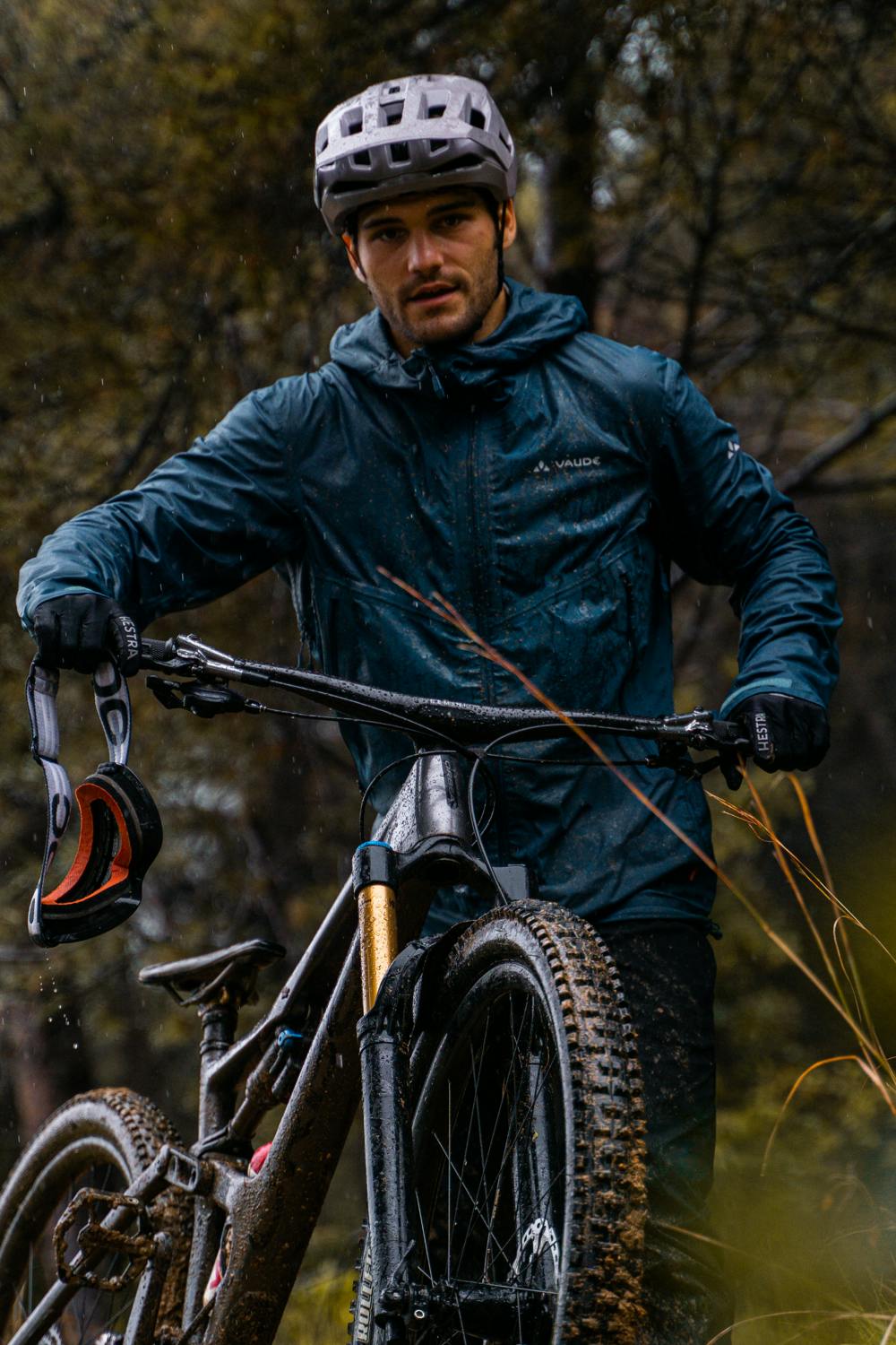 Schwarzer Fahrradhandschuh mit Lycra an der Oberhand und synthetischem Wildleder an der Innenhand  (2 oder 7)