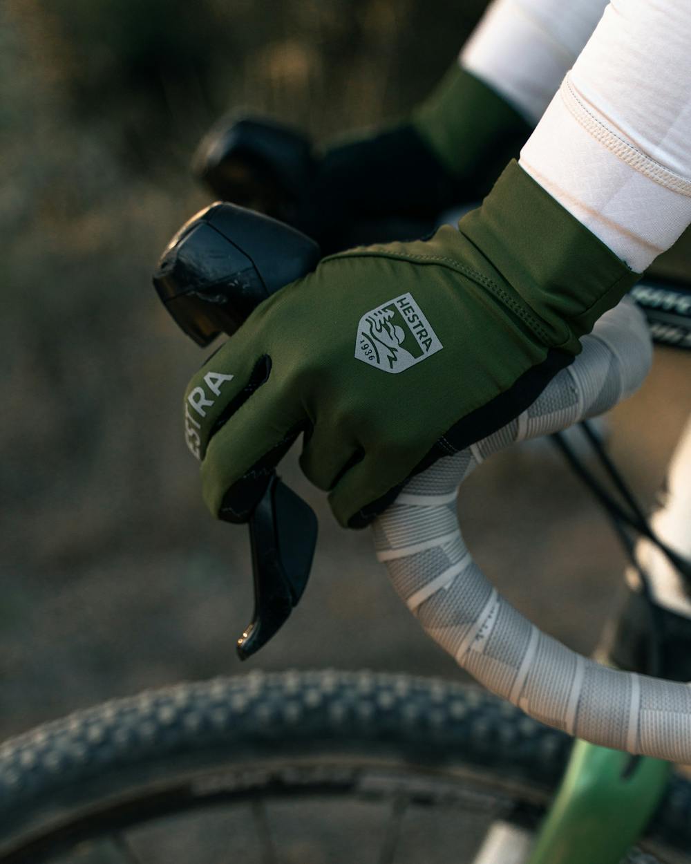 Mossgrön cykelhandske med lycra på bakhanden och svart syntetisk mocka i innerhanden
(4 av 9)