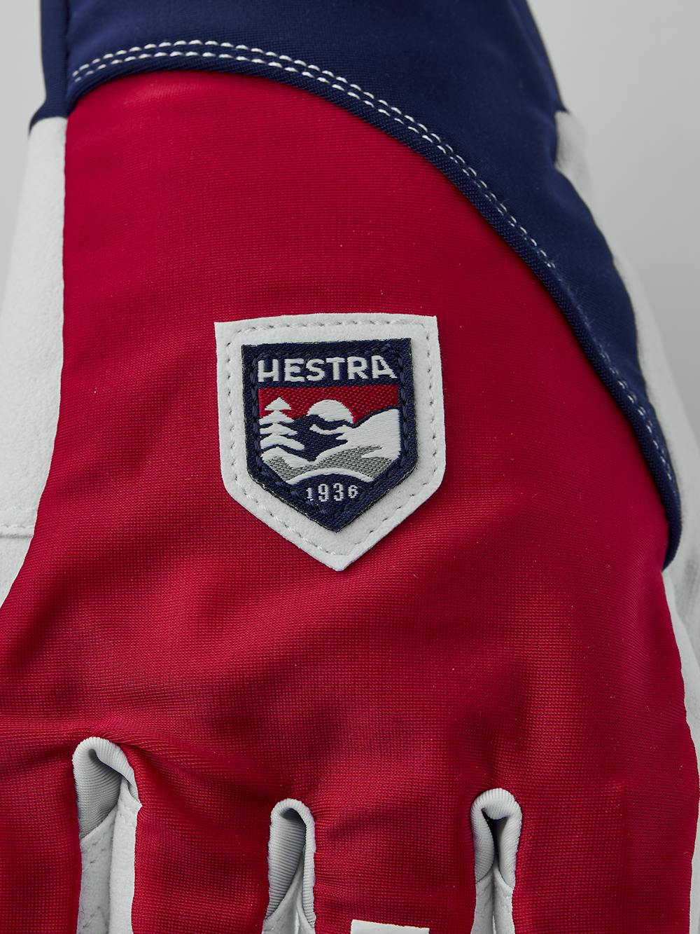 Röd och blå cykelhandske med lycra på bakhanden och vit syntetisk mocka i innerhanden
(3 av 5)