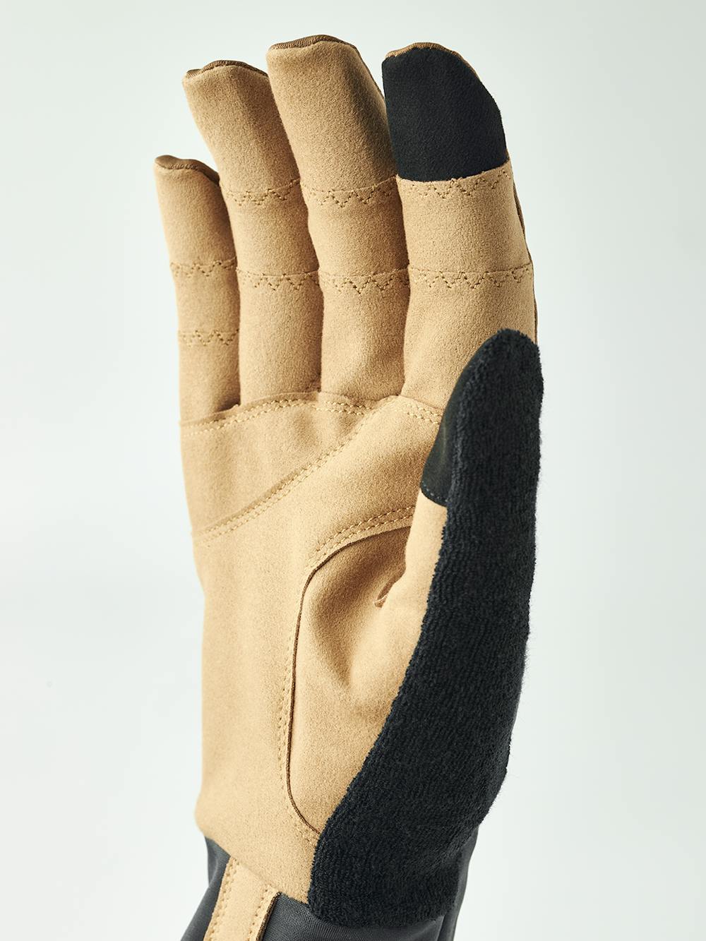 Ljusbrun cykelhandske med lycra på bakhanden och ljusbrun syntetisk mocka i innerhanden
(7 av 8)