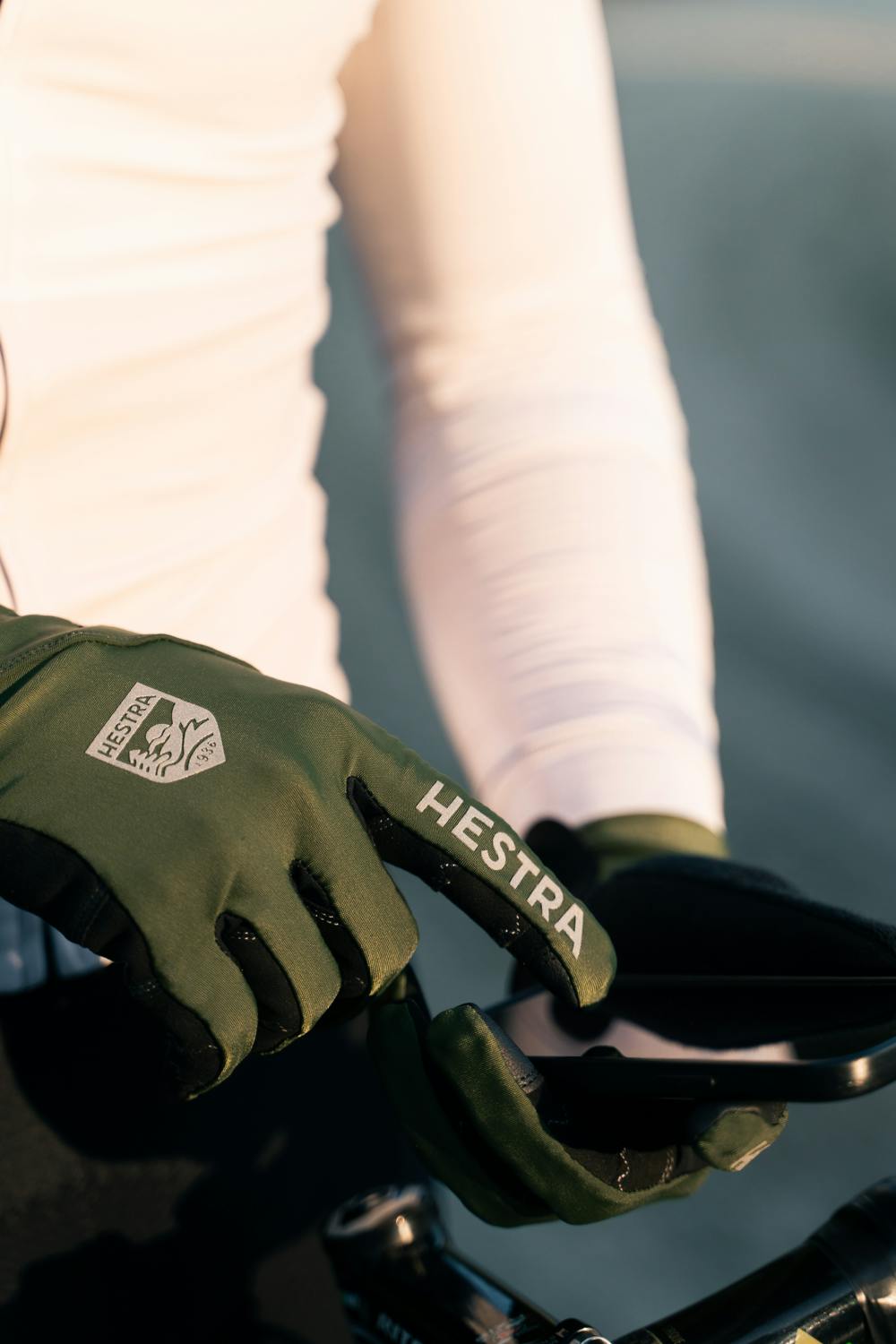 Mossgrön cykelhandske med lycra på bakhanden och svart syntetisk mocka i innerhanden 
 (2 av 9)