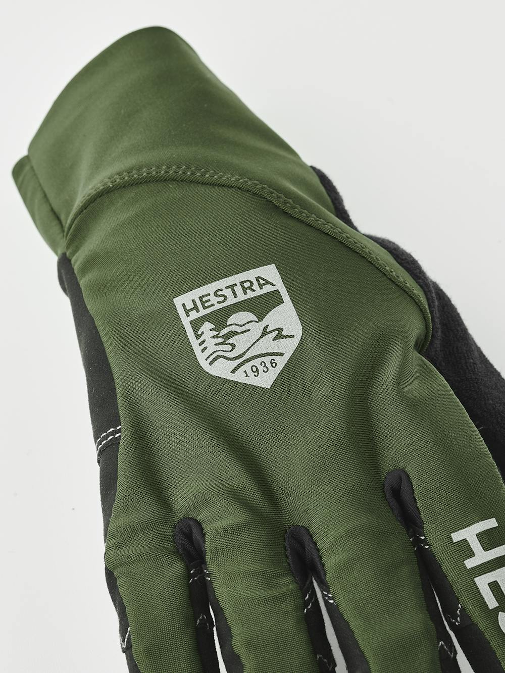 Mossgrön cykelhandske med lycra på bakhanden och svart syntetisk mocka i innerhanden 
 (6 av 9)