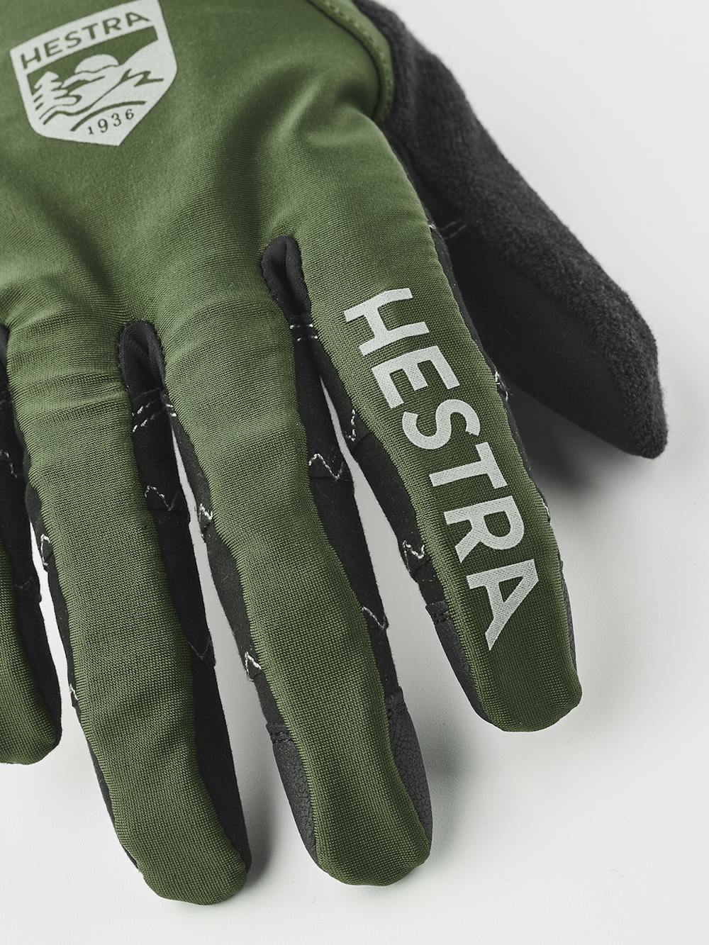Mossgrön cykelhandske med lycra på bakhanden och svart syntetisk mocka i innerhanden 
 (3 av 9)