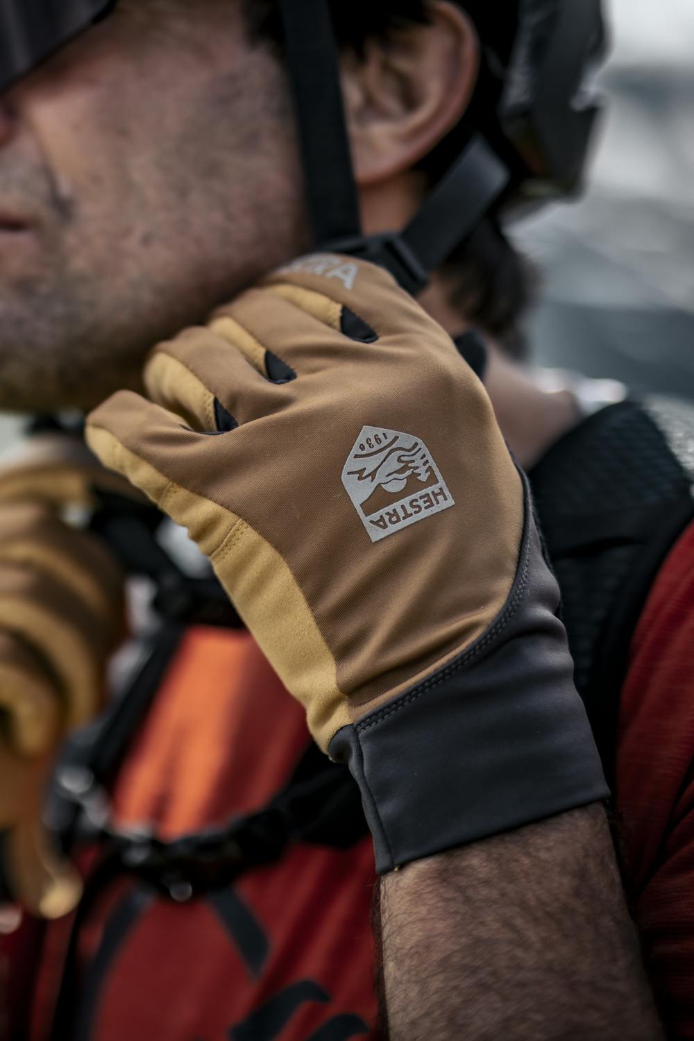 Ljusbrun cykelhandske med lycra på bakhanden och ljusbrun syntetisk mocka i innerhanden
 (5 av 8)