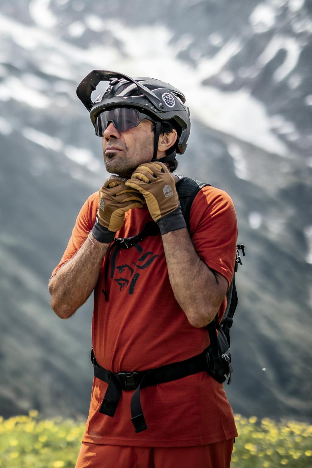 Ljusbrun cykelhandske med lycra på bakhanden och ljusbrun syntetisk mocka i innerhanden
 (8 av 8)