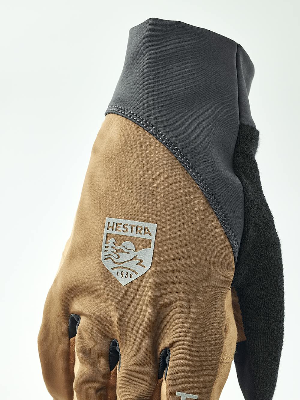 Ljusbrun cykelhandske med lycra på bakhanden och ljusbrun syntetisk mocka i innerhanden
 (4 av 8)