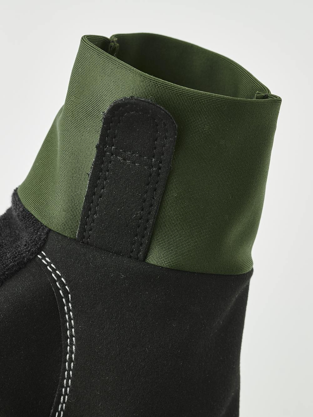 Mossgrön cykelhandske med lycra på bakhanden och svart syntetisk mocka i innerhanden 
 (7 av 9)