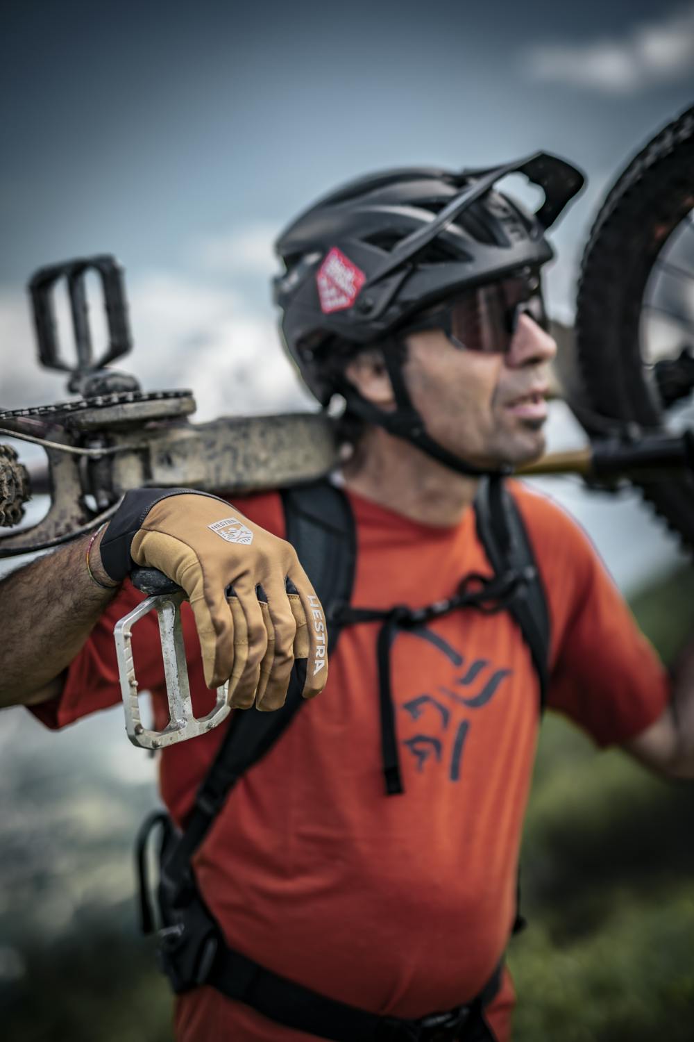 Ljusbrun cykelhandske med lycra på bakhanden och ljusbrun syntetisk mocka i innerhanden
 (2 av 8)