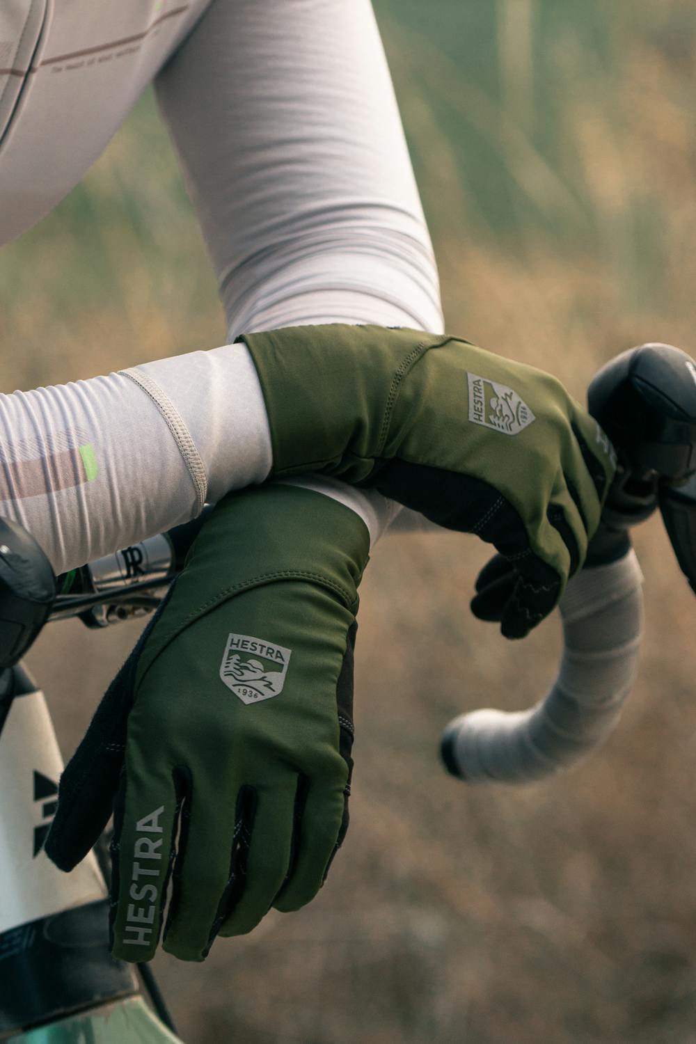 Mossgrön cykelhandske med lycra på bakhanden och svart syntetisk mocka i innerhanden 
 (5 av 9)