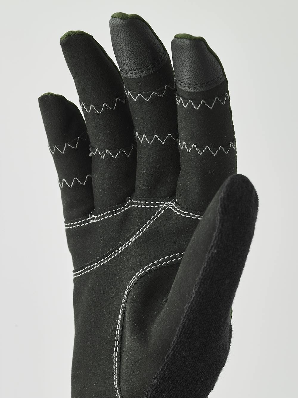 Mossgrön cykelhandske med lycra på bakhanden och svart syntetisk mocka i innerhanden 
 (8 av 9)